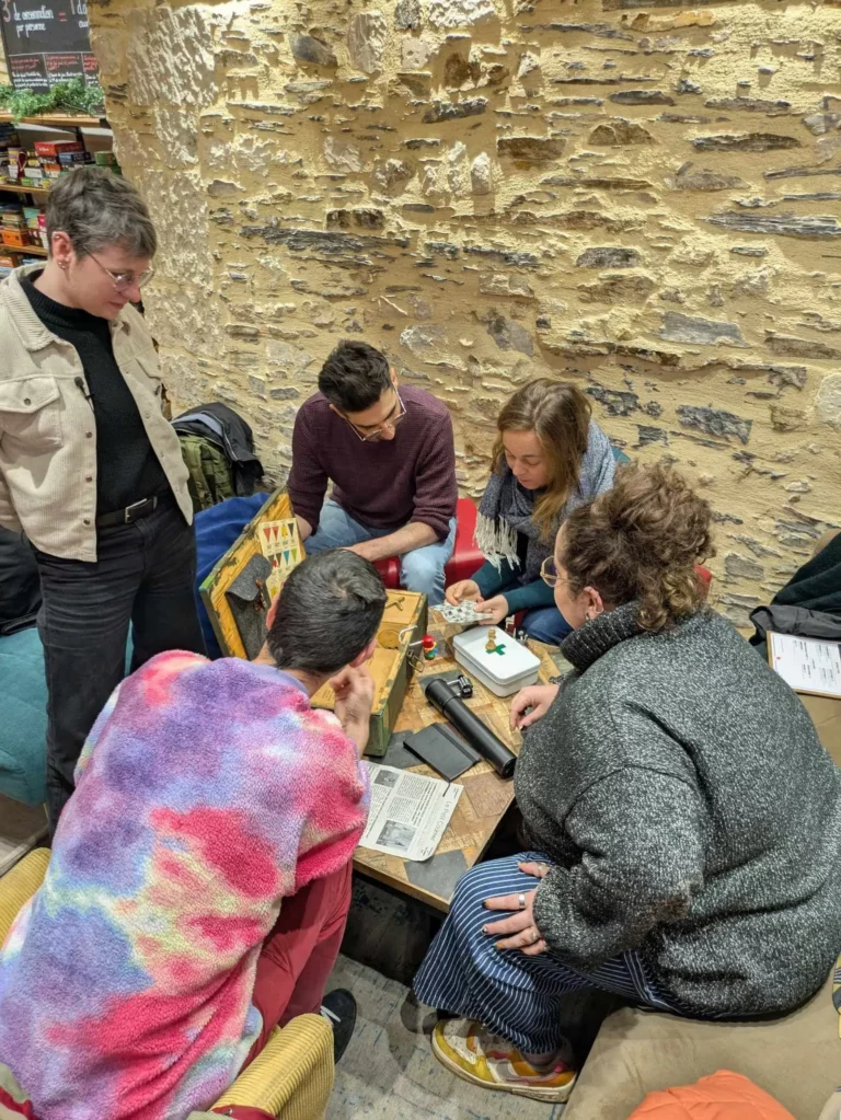 Ce sont un groupe de joueurs autour d'une boite sur les Secrets de l'Anjou occupée. C'est une boite mélant fait historique sur l'Anjou ors de la seconde guerre mondiale et fiction pour scénariser le jeu.