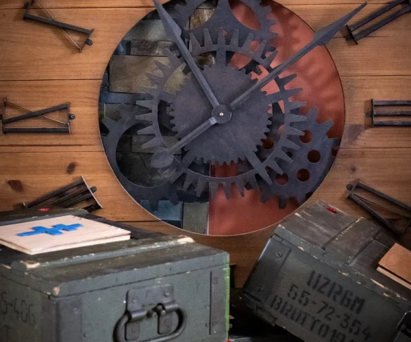 Deux boîtes de jeux Funzzle avec des cadenas et une horloge en bois, illustrant des scénarios d’inscape games immersifs et innovants.