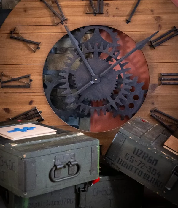 Deux boîtes de jeux Funzzle avec des cadenas et une horloge en bois, illustrant des scénarios d’inscape games immersifs et innovants.
